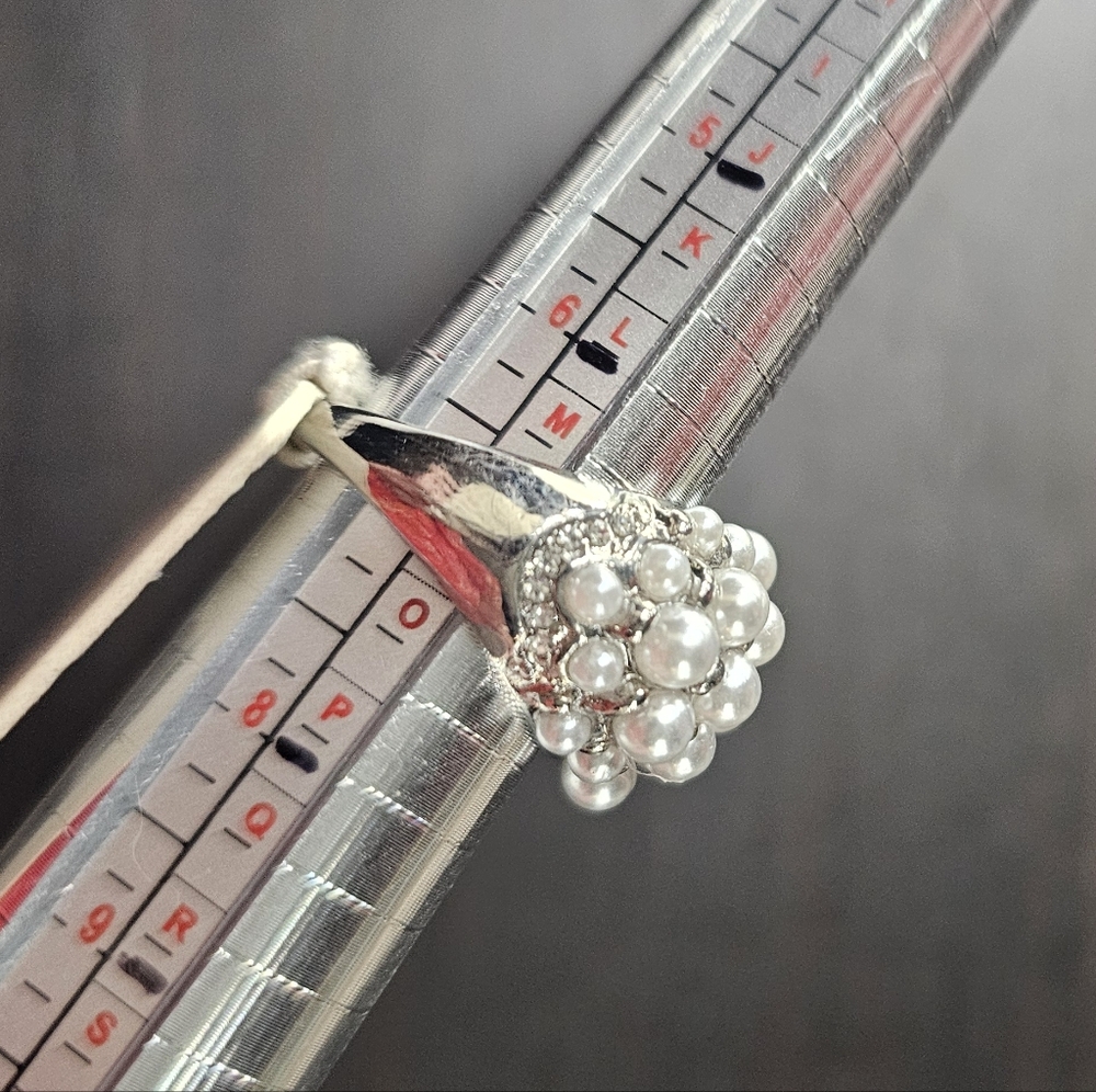 Elegant Silver Tone Pearl Cluster Ring Size 7 - Picture 4 of 4